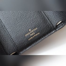LV Модель M64060 Элегантный и практичный кошелек для мелочи Этот 