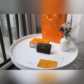 LV Модель M68704 MICRO Кошелек Этот компактный кошелек Micro из