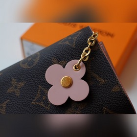 LV Короткий кошелек Emilie с тремя складками Артикул： M64203 Мо