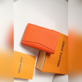 LV Артикул： M81028 Универсальный кошелек в форме сумки Этот кла