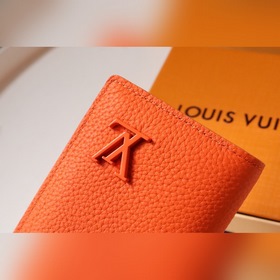 LV Артикул： M81028 Универсальный кошелек в форме сумки Этот кла
