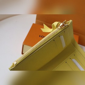 LV  Артикул： M81428 Короткий кошелек Этот кошелек из серии «Нан»