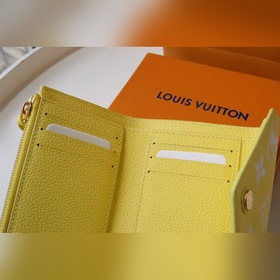 LV  Артикул： M81428 Короткий кошелек Этот кошелек из серии «Нан»