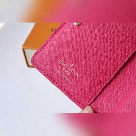 Специальная версия кошелька LV Lou Артикул： M81527 Это одна из м
