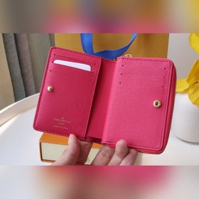 Специальная версия кошелька LV Lou Артикул： M81527 Это одна из м