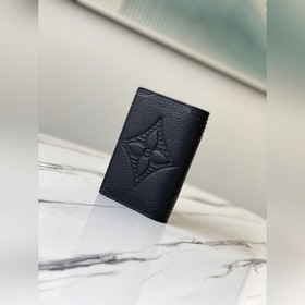 LV Артикул： M60181 Паспорт с тиснением — идеальный аксессуар для