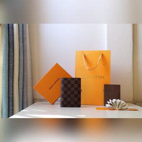 LV чехол для паспорта Модель M60181 Этот чехол для паспорта из тк