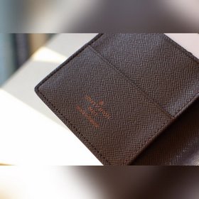 LV чехол для паспорта Модель M60181 Этот чехол для паспорта из тк