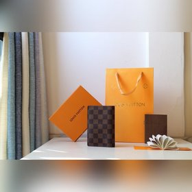 LV чехол для паспорта Модель M60181 Этот чехол для паспорта из тк