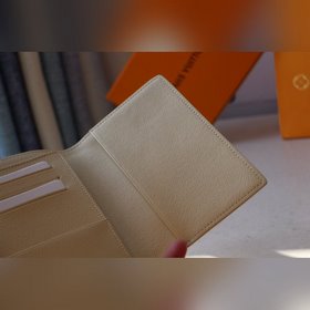 LV чехол для паспорта Модель M60181 Этот чехол для паспорта из тк