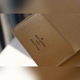 LV чехол для паспорта Модель M60181 Этот чехол для паспорта из тк