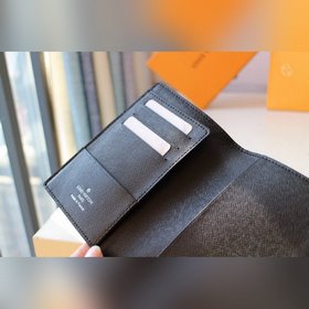 Чехол для паспорта LV Модель M60181 Этот чехол для паспортов из т