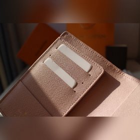 Чехол для паспорта LV Модель M60181 Этот чехол для паспортов из т