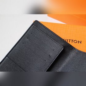 LV Модель M60181 Паспортный чехол Rainbow В садах Королевского дв