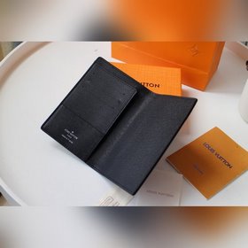 LV Модель M60181 Паспортный чехол Rainbow В садах Королевского дв