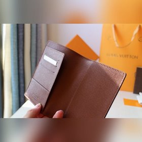 LV чехол для паспорта Модель M60181 Этот чехол для паспортов из т