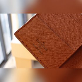 LV чехол для паспорта Модель M60181 Этот чехол для паспортов из т
