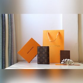 LV чехол для паспорта Модель M60181 Этот чехол для паспортов из т