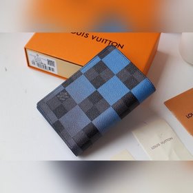 LV Модель M60181 Паспортный чехол большого размера  Этот чехол д