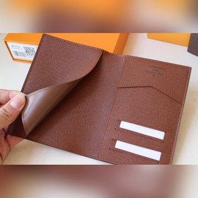 LV Артикул： M64411 Паспортный чехол — идеальный аксессуар для ст