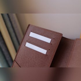 LV Артикул： M64411 Паспортный чехол — идеальный аксессуар для ст