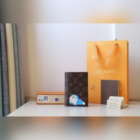 LV Артикул： M64411 Паспортный чехол — идеальный аксессуар для ст