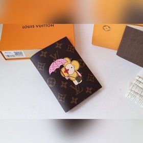 LV Модель： M64411 Паспортный чехол с изображением мишков Идеаль