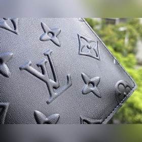LV Артикул： M80520 Черный кошелек SLENDER Этот кошелек Slender 
