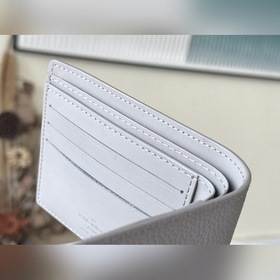 LV Артикул： M81026 Серый кошелек Изготовлен из специально обраб