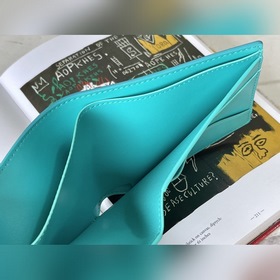 LV Артикул： N60494 Короткий кошелек Этот кожаный кошелек с карм