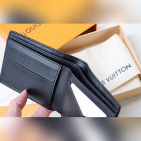 LV MULTIPLE Кошелек Модель M62901 Этот кошелек Louis Vuitton Mult