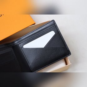 LV MULTIPLE Кошелек Модель M62901 Этот кошелек Louis Vuitton Mult