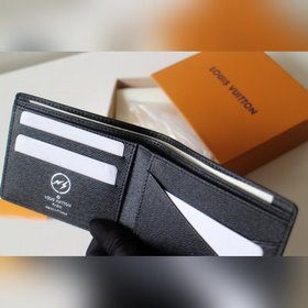 LV MULTIPLE Кошелек Модель M64439 Этот кошелек Multiple, разработ