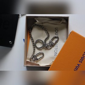 LV Rivets Chain Кошелек Модель M67711 Этот компактный кошелек R