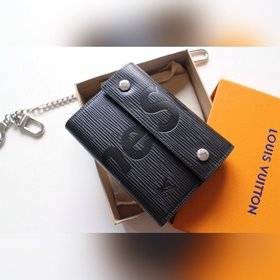 LV Rivets Chain Кошелек Модель M67711 Этот компактный кошелек R