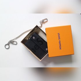 LV Rivets Chain Кошелек Модель M67711 Этот компактный кошелек R