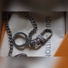 LV Rivets Chain Кошелек Модель M67711 Этот компактный кошелек R