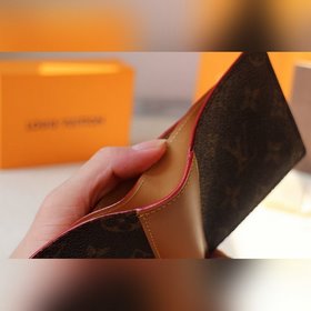 LV MUL TIPLE Кошелек Модель M69024 Короткий кожаный кошелек из ко