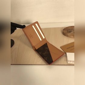 LV MUL TIPLE Кошелек Модель M69024 Короткий кожаный кошелек из ко