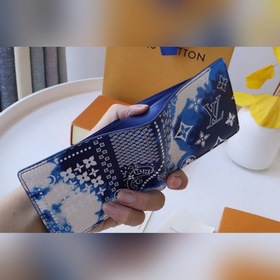 LV  Артикул： 81404 Короткий кошелек Белый шелковый шарф с принто