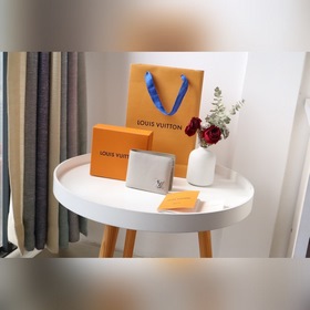 LV Multiple Кошелек Артикул： M81026 Изготовлен из специально обр