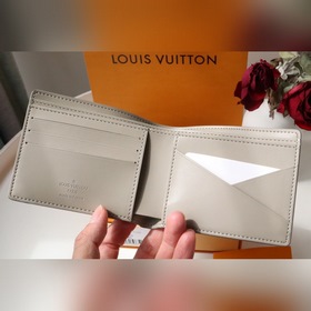 LV Multiple Кошелек Артикул： M81026 Изготовлен из специально обр
