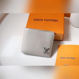 LV Multiple Кошелек Артикул： M81026 Изготовлен из специально обр