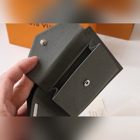 LV Короткий кошелек Артикул： M30795 Этот кошелек имеет карман н