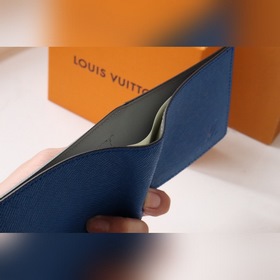 LV Короткий кошелек Артикул： M30795 Этот кошелек имеет карман н