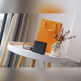 Короткий кошелек LV, артикул： M62288 Этот кошелек имеет карман на
