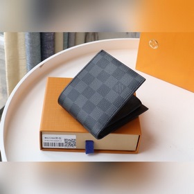 Короткий кошелек LV, артикул： M62288 Этот кошелек имеет карман на