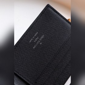 Короткий кошелек LV, артикул： M62288 Этот кошелек имеет карман на