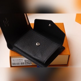 Короткий кошелек LV, артикул： M62288 Этот кошелек имеет карман на