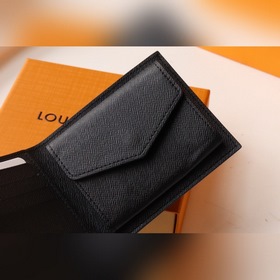 Короткий кошелек LV, артикул： M62288 Этот кошелек имеет карман на